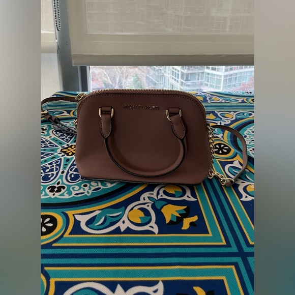 Small Michael Kors crossbody bag, in excellent condition! Perfect for fall - Picture 2 of 8